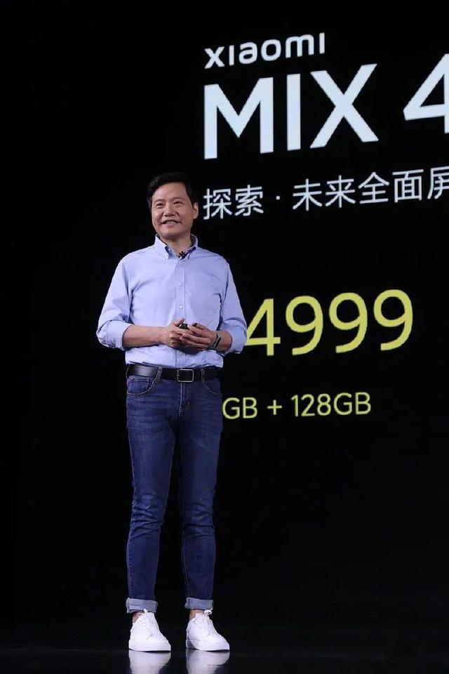 雷军是我见过最低调的富豪:西装配牛仔裤,爱穿小白鞋,简约得体|牛仔裤