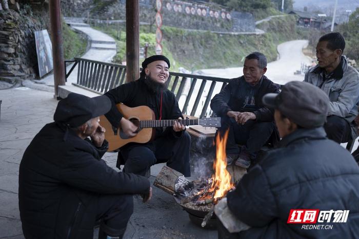 時刻在場湘西深山裡的世外桃源一支苗人樂隊原地出道