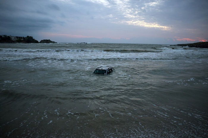 当地时间2023年9月6日，保加利亚Tsarevo，当地遭洪水侵袭，汽车漂浮在海面。
