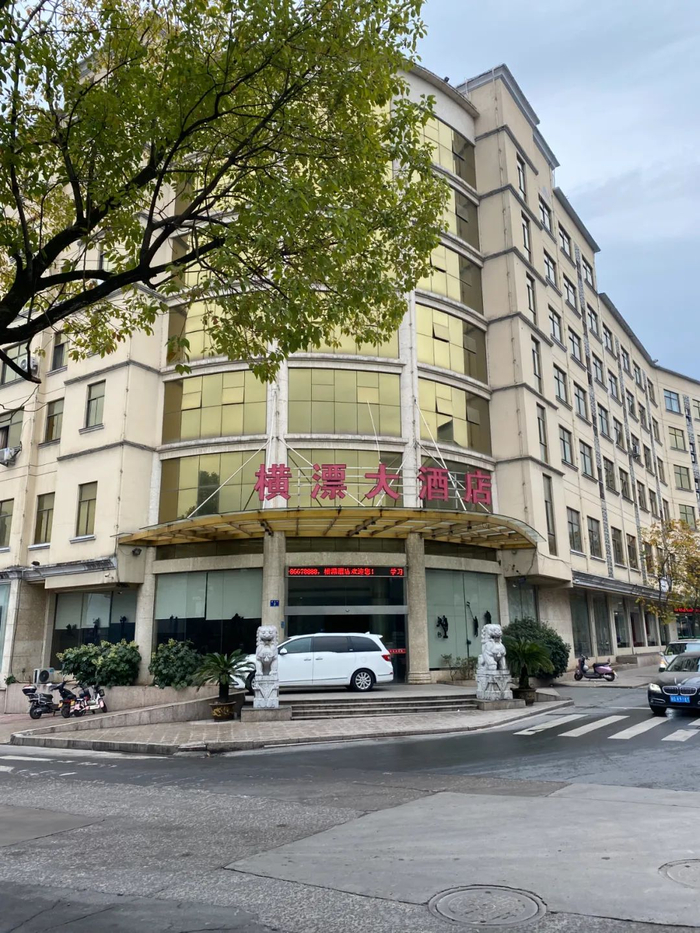 在横店,"横漂"这两个字经常出现,横漂广场,横漂大酒店,横漂食堂,横漂