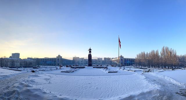 当地时间2023年12月13日，吉尔吉斯斯坦比什凯克，降雪期间，被积雪覆盖的街道。IC photo 图