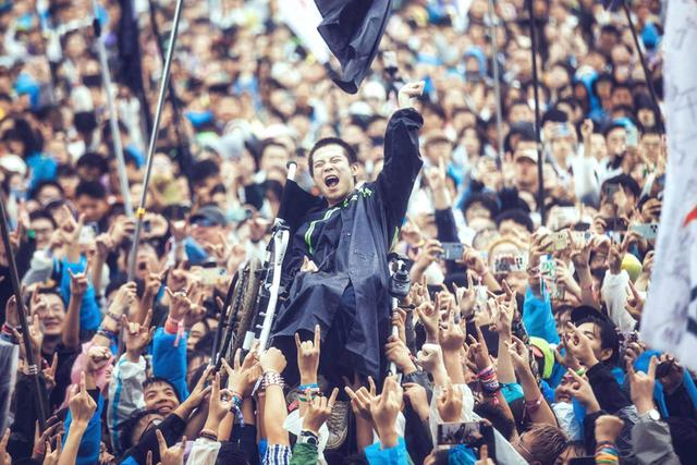 南阳迷笛音乐节，董宇被托举而起。迷笛音乐节 供图（本文图片除特殊标注外，均为澎湃新闻记者 陈媛媛 图）