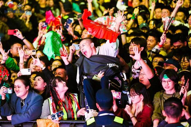 石家庄滹沱音乐节，董宇再次被托举。MTA滹沱音乐节 供图