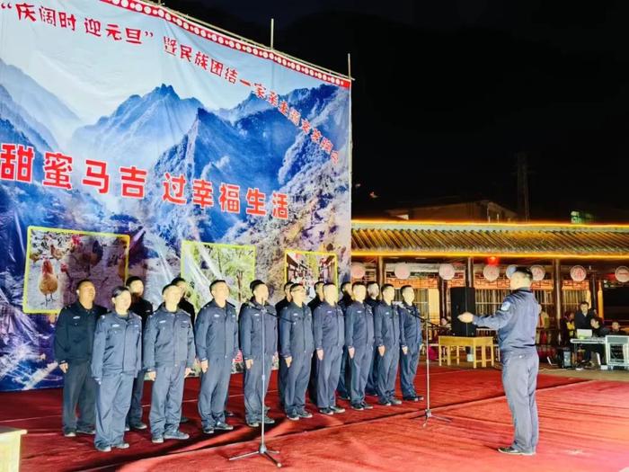 隨後傈僳族舞蹈《舞動傈僳》《歡快的節日》,合唱《人民警察之歌》