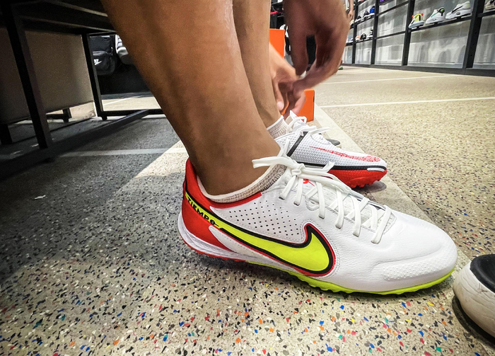 一位消费者正在试穿耐克足球鞋。（图片来源：界面新闻/匡达）