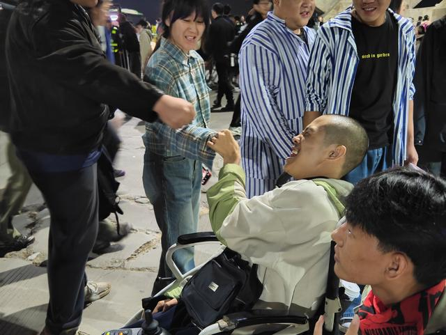 乐迷与董宇碰拳。受访者供图