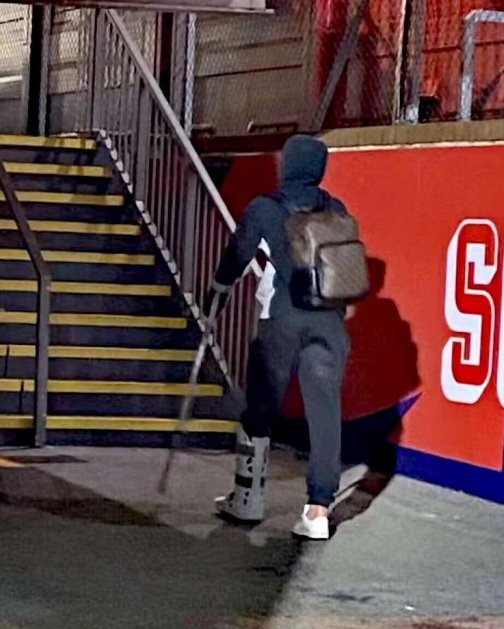 与水晶宫队比赛后，有球迷拍到三笘薫穿着保护靴离场的照片。