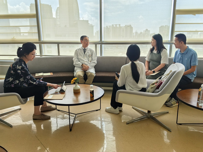 陈生弟与访谈小组成员畅聊。