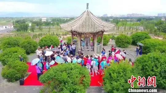 ▲昭君故乡人在呼和浩特祭拜昭君。（尚虹波 摄）