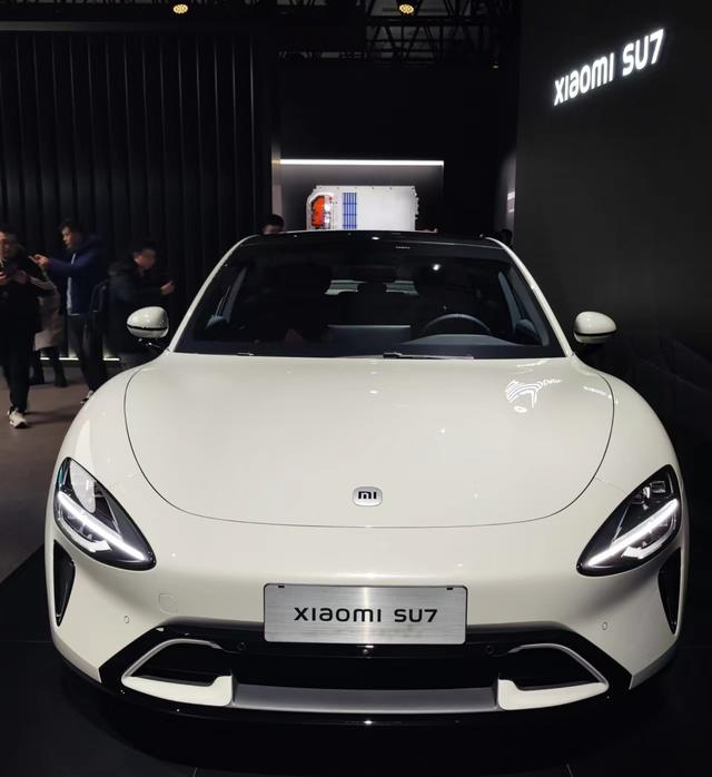 小米SU7白色款 澎湃新闻记者 范佳来摄