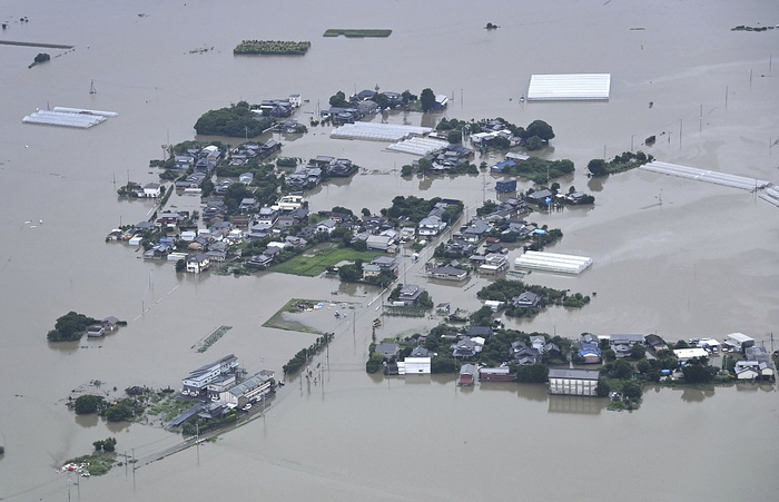当地时间2023年7月10日，日本福冈，房屋和稻田被洪水淹没。