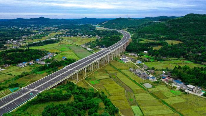 路線起於綿陽市魏城鎮,與g5京昆高速廣元至綿陽段和綿陽至成都段互通