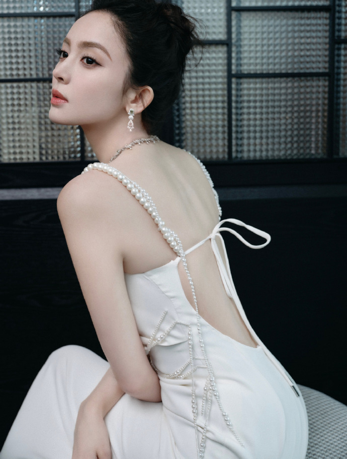 古力娜扎,一袭纯白,纤腰美背写真图集