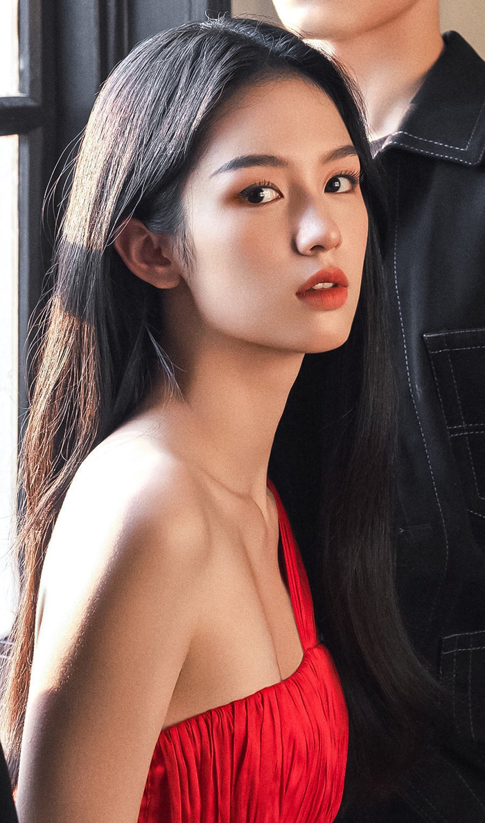 也子冷脸的时候好英气,高贵冷艳,五官好精致