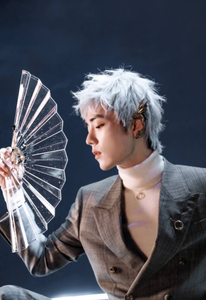 早安,你喜欢白头发的肖战还是黑头发的肖战?