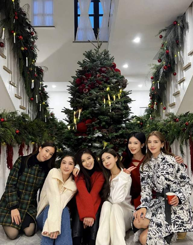 带闺蜜吴千语过圣诞文咏珊曝光上海豪宅三层别墅配草坪羡煞人