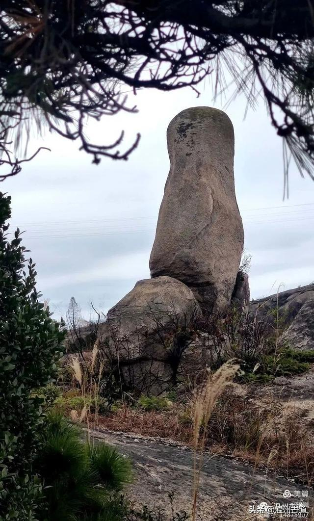 天柱石,屹立千年不倒.此刻大罗山山下的温州城呈现海市蜃楼般的美景.