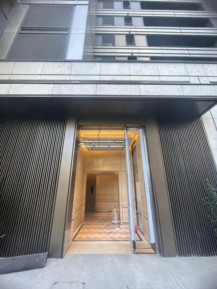 多幢住宅楼门头没有完工。