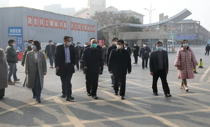 湖北省卫健委副主任张定宇此前带队到嘉鱼医院考察