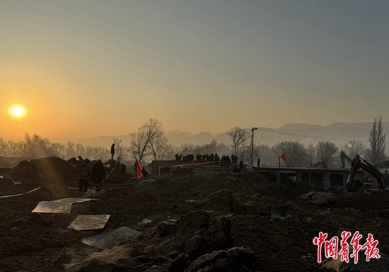 12月24日早上8时许，救援人员在金田村地震现场开展搜救工作。中青报·中青网见习记者&nbsp;赵丽梅/摄