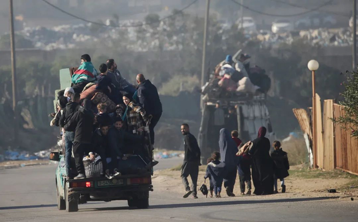 　　▲当地时间2023年12月26日，加沙地带 ，巴以冲突持续，以色列军队发布加强军事行动的警告后，居住在布雷杰难民营和努塞拉特难民营的民众纷纷撤离。图/IC photo
