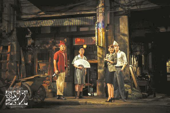             陈国庆（左二）饰演葛老师          