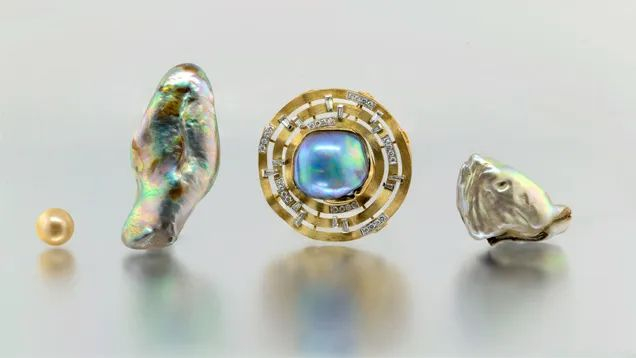 右边三颗为鲍贝珍珠，你能认出来这是珍珠么？图源：wikipedia