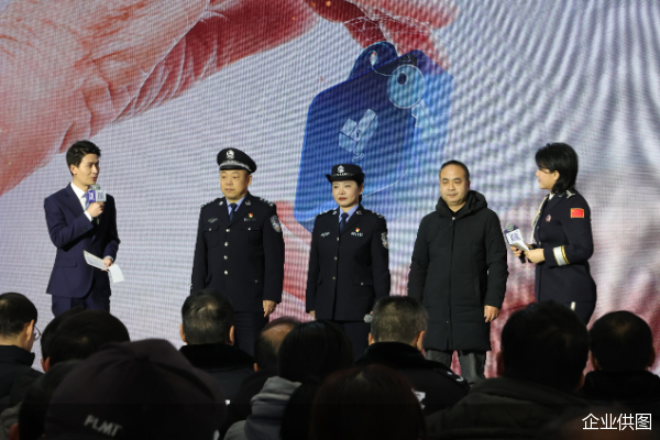 活动现场，多位民警代表、社区代表上台分享找寻迷路老人的经历。邹其元 摄