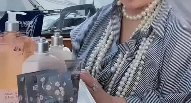 之前向太戴的一脖子珍珠被怀疑是真的珍珠，其实只是衣服配饰；图片来源网络。