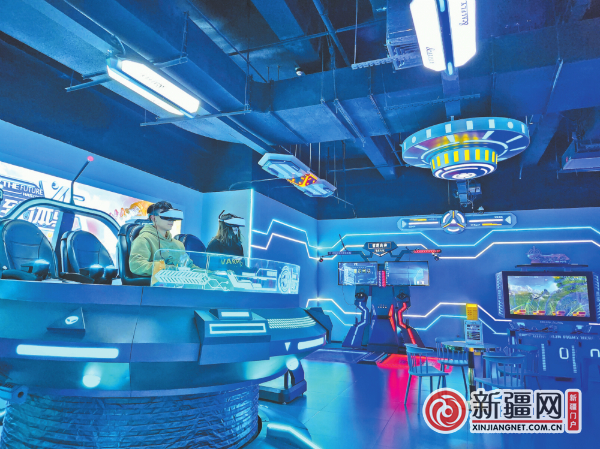 在会展吾悦广场“酷玩空间VR科幻乐园”，游戏玩家正在时空飞碟上体验VR过山车游戏。（全媒体记者王丽娜摄）