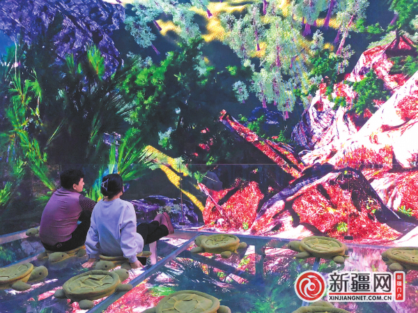 CCMALL时代广场3楼“幻境空间”体验馆，游客正在体验裸眼3D电影（全媒体记者肖翔摄）