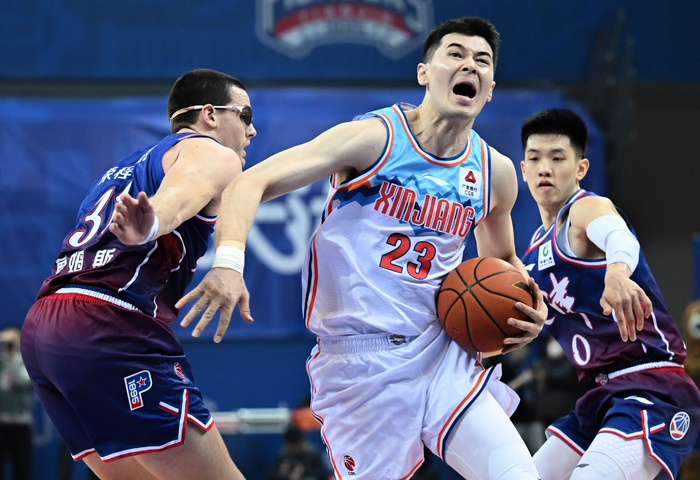 篮球——cba常规赛:新疆伊力特胜天津先行者