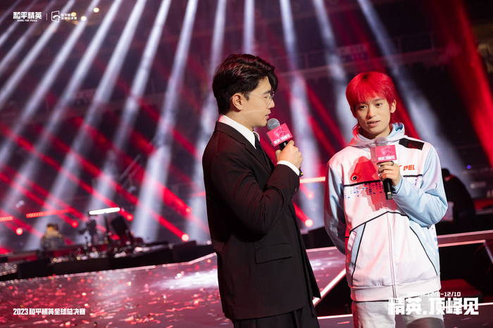 冯姝杰（右）在舞台上接受采访。 图/PEL和平精英职业联赛