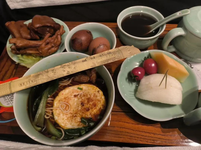 小糖还是第一次在足疗店里吃到餐食。（图/受访者供图）