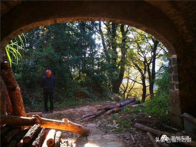 這條雅稱梅嶺積雪的紅楓古道自然風光和人文景觀兼具值得一去