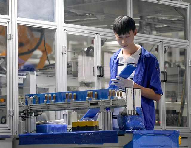 8月1日，工人在襄阳比亚迪产业园生产车间检查电池外观。 新华社 资料图