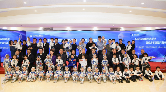 图为现场嘉宾与演出的孩子们合影留念