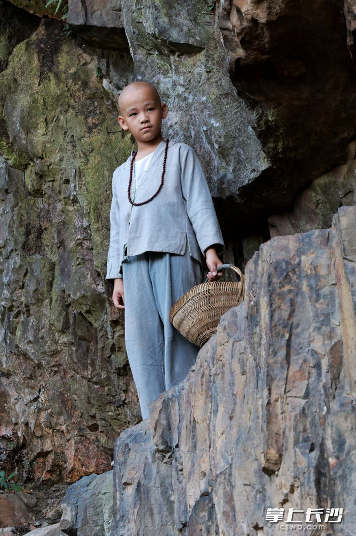 先后去宁乡,安化,娄底,益阳,沅江等地拍摄,每天热得汗流夹背,但兄弟俩