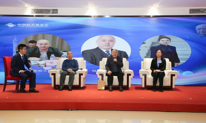 图为好书分享中，钱永刚馆长、李明大校、李洪波研究员分享有关钱老的著作