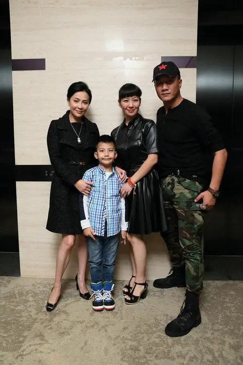 男方身高超180cm,两人曾亲吻多次|刘嘉玲|胡军|胡皓康_新浪新闻