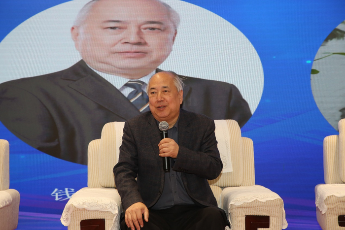 图为钱永刚馆长分享《我们必须征服宇宙》