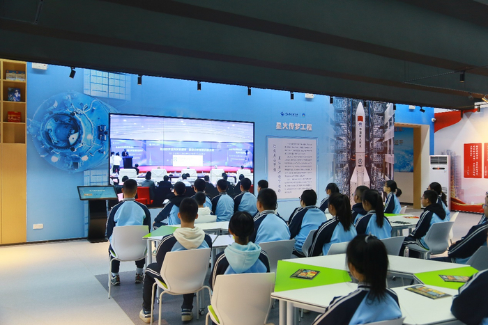 图为由中国航天基金会捐赠建设钱学森书屋的辽宁绥中一中组织师生线上观看活动