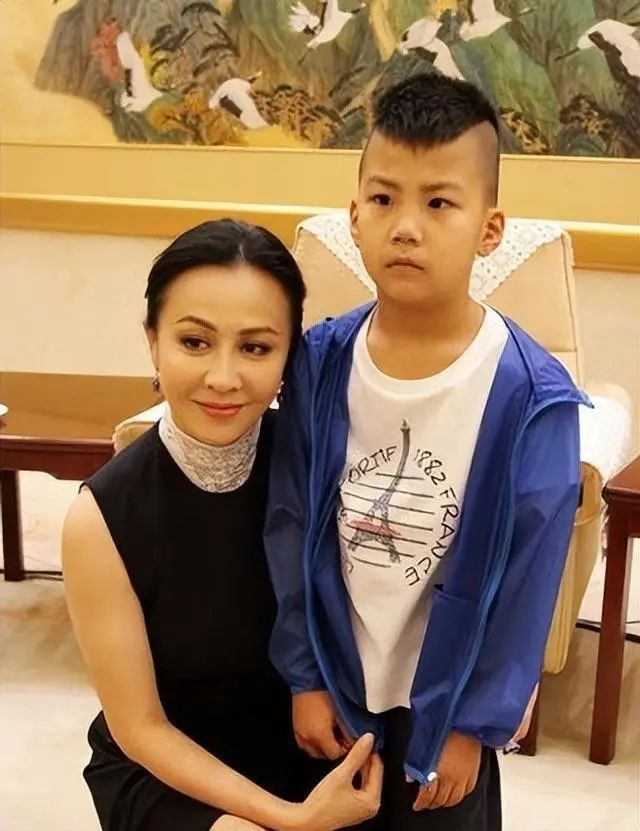 男方身高超180cm,两人曾亲吻多次|刘嘉玲|胡军|胡皓康_新浪新闻