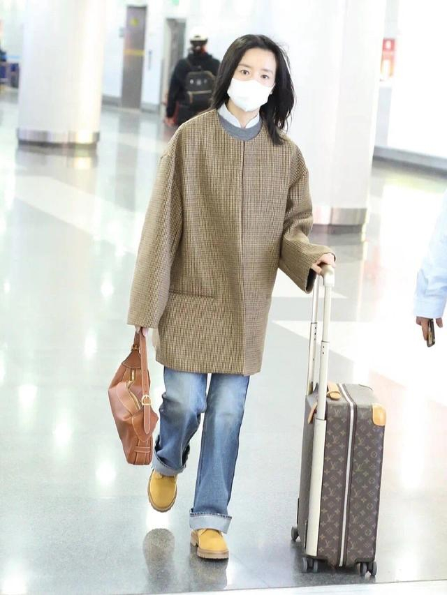 43岁董洁离婚11年后带儿子走机场,素颜气质一绝,顶顶帅气像爸