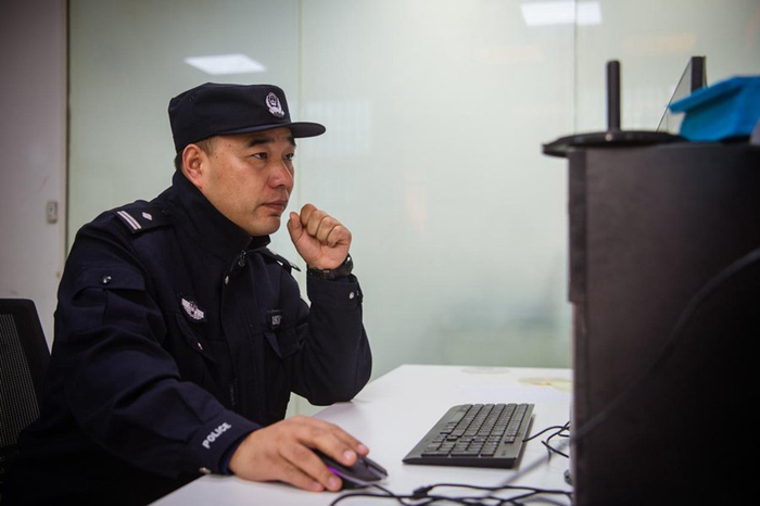 武汉市公安局江夏区分局大桥派出所民警涂凯峰。新华社记者 伍志尊 摄