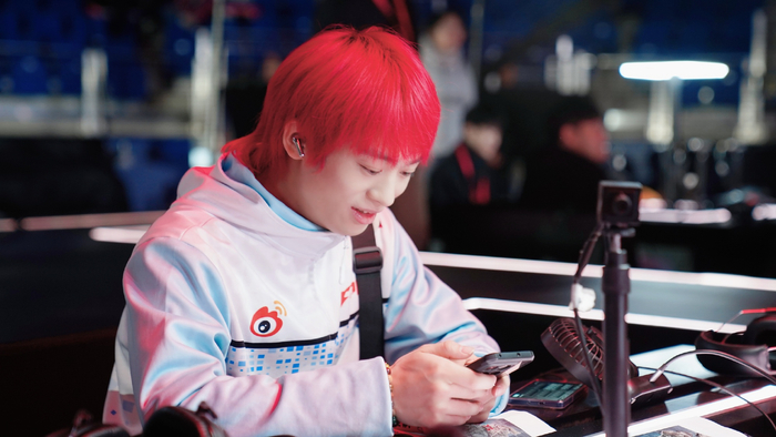 冯姝杰想用红发改改运气。 受访者供图