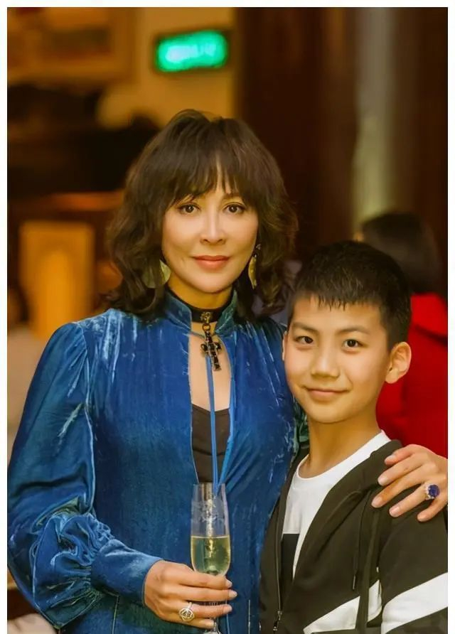 男方身高超180cm,两人曾亲吻多次|刘嘉玲|胡军|胡皓康_新浪新闻