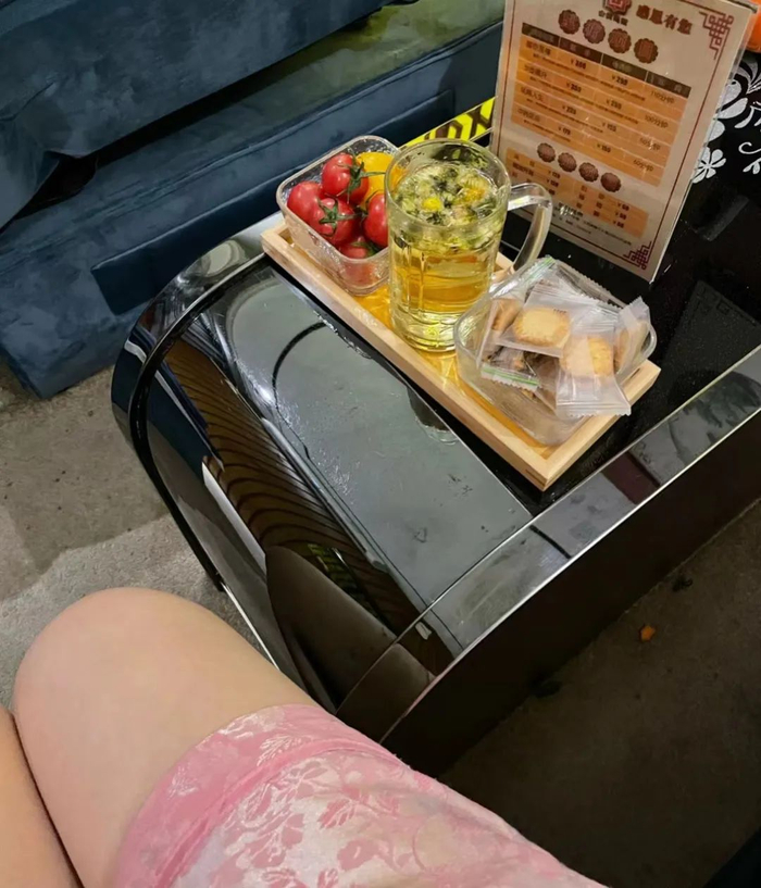 刚进店就拿上来的水果和菊花茶，马上抚平打工人的烦躁。（图/受访者供图）