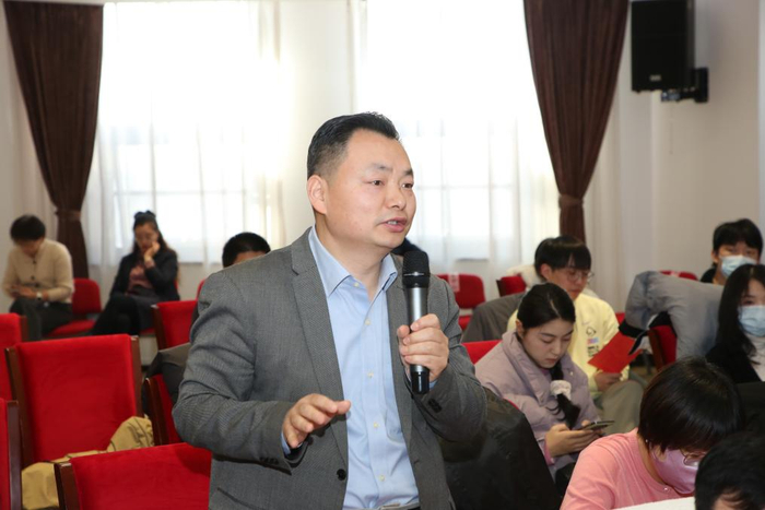 图为程颢董事长接受现场采访