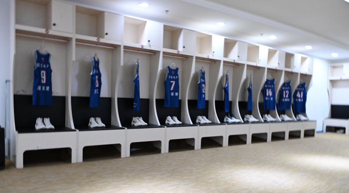 潜入cba青岛队更衣室 看看杨瀚森 us17.5的航母